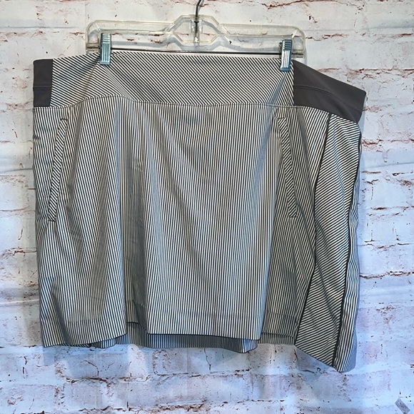 Athleta Shorts Womens 24 Brooklyn Textured Stripe Skort Gray White Activewear - Picture 2 of 12